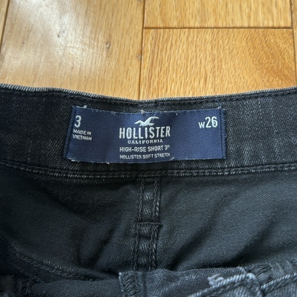 Hollister Black High Rise Short 3” Distressed Size 26 - Picture 4 of 6